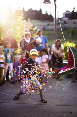 Enfant qui tape dans une pinata