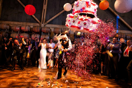 pinata qui explose lors d'un mariage