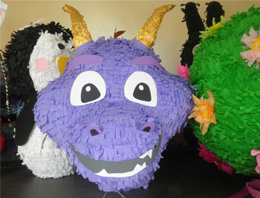 pinatas en forme de dragon et de pingouin