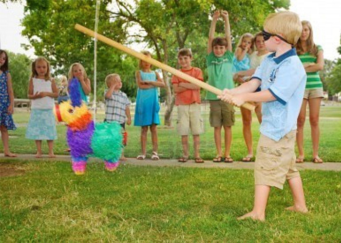 Personnes autour d'une pinata lors d'une fête