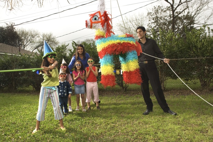 Enfants autour d'une pinata