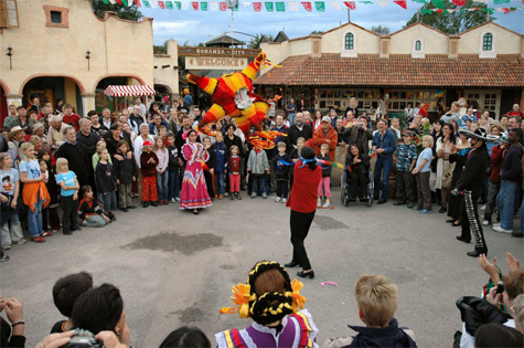 Personnes autour d'une pinata lors d'une fête